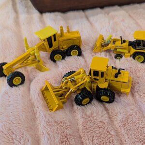 3-1:64 Scale Ertl Industrial Road Equipment vehicles in great condition see desc